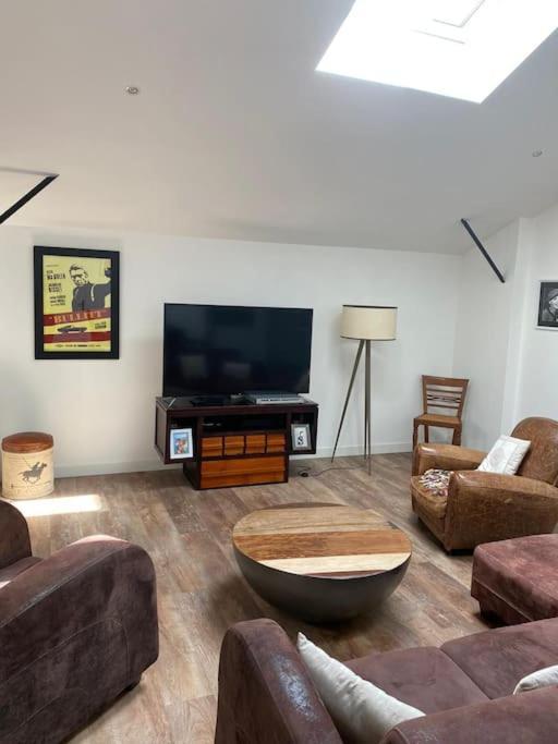 Loft Proche Centre Ville Hotes Habitant A L Etage Laval  Exterior foto